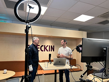 Geir Grindland, fra Inkassopartner, og Kristian Løining, daglig leder i Checkin, diskuterer