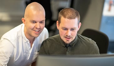To mennesker som setter opp en god og selgende landingside