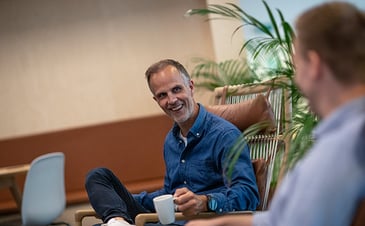 Kjell Ingvar som drikker en kopp kaffe
