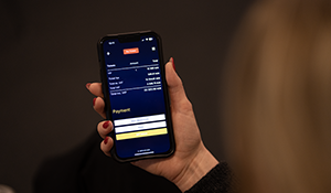En mobil som viser en påmeldingsskjema med de tre mest populære betalingsløsninger, Kort, Vipps og EHF faktura