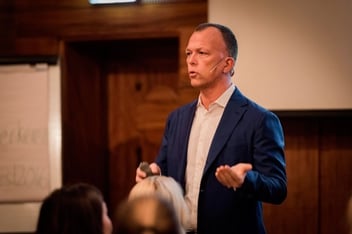 Nils Apeland presenterer på scene